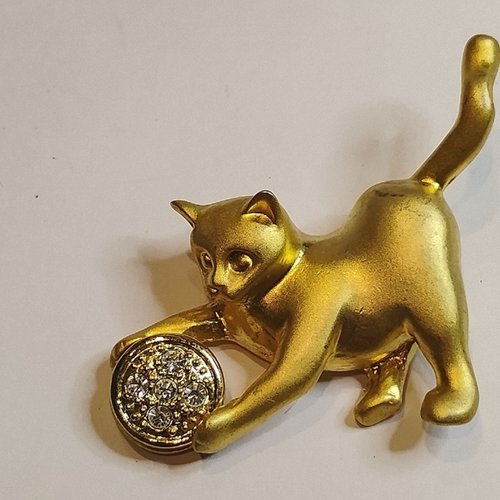 Vintage Matte Gold Tone‎ Cat Playing with Crystal Ball